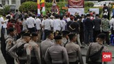 FOTO: Natal ke-8 di Luar Istana, Protes Jemaat pada Negara Jemaat GKI Yasmin Bogor dan HKBP Filadelfia Bekasi mengikuti perayaan Natal di seberang Istana Merdeka, Jakarta, Rabu (25/12).