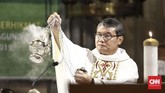 FOTO : Syahdu Misa Malam Natal di Katedral Jakarta Ibadah Misa Malam Natal di Gereja Katedral, Jakarta, Selasa (24/12), berjalan lancar.