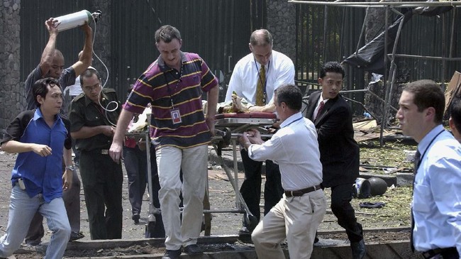 Sudirman, satpam Kedubes Australia menjadi korban ledakan bom pada September 2004 lalu. Tangannya hampir putus, mata kirinya rusak, dan syaraf kepala terganggu.