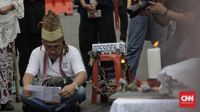 Ma'ruf, Konflik India, dan Delusi Toleransi di Indonesia Wapres Ma'ruf Amin dinilai berlebihan memberikan saran mengenai konflik di India dengan mencontohkan toleransi beragama di Indonesia.