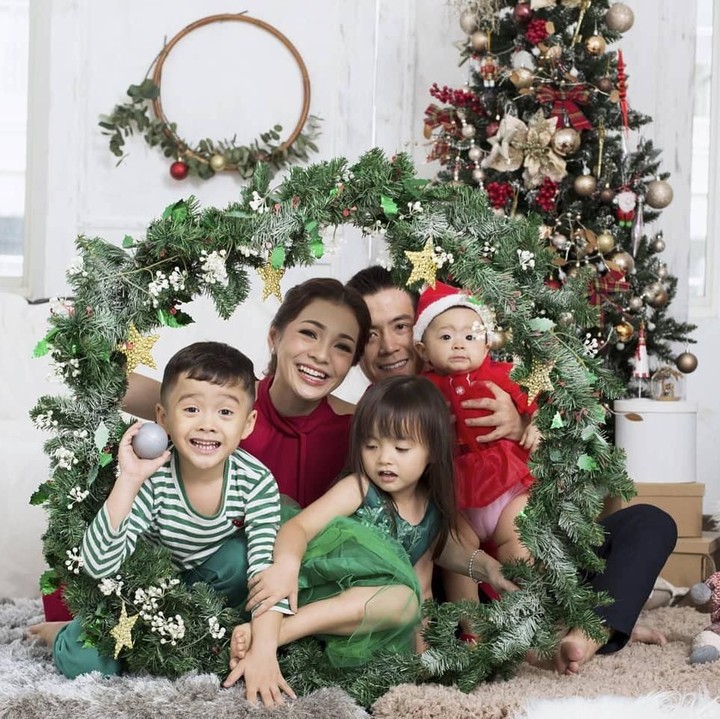 <p>Ini momen seru keluarga Maya Septha di Hari Natal 2019. "<em>Sungguh sulit foto keluarga kalo anaknya tiga umur segini hahahahah. Selain suka suka anaknya tiga tiganya, mau cari yang semuanya senyum bareng itu gaada. Udah bagus kalau ngga lagi sibuk sendiri atau malah kabur,</em>" aku Maya Septha. (Foto: Instagram @mayaseptha7)</p>