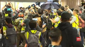 VIDEO: Pedemo-Polisi Hong Kong Bentrok Saat Malam Natal