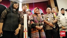 Risma Tinjau Natal di Gereja Lokasi Bom Surabaya