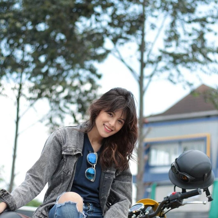 <span style="color: #222222; font-family: Arial, Helvetica, sans-serif; font-size: small;">Meski ternyata foto pelukan tersebut adalah adegan dari syuting video klip lagu Kupeluk Hatimu, tetap saja netizen banyak yang menjodohkan mereka, Bunda. (Foto: Instagram @laniafira.)</span>