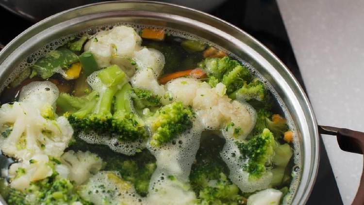 Lama memasak sayuran dengan cara direbus dan dikukus bisa berbeda pada tiap jenisnya. Bila terlalu lama, dikhawatirkan bisa merusak kandungan nutrisi, Bunda.