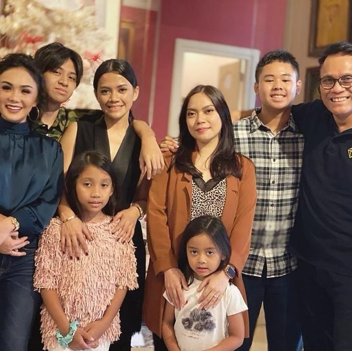 <p>Meski sudah bercerai, Yuni Shara masih menjalin hubungan baik dengan mantan suami, Henry Siahaan. "<em>Silaturahmi Natal ke keluarga Papa nya anak-anak. @henry.siahaaan,</em>" tulis Yuni. (Foto: Instagram @yunishara36)</p>