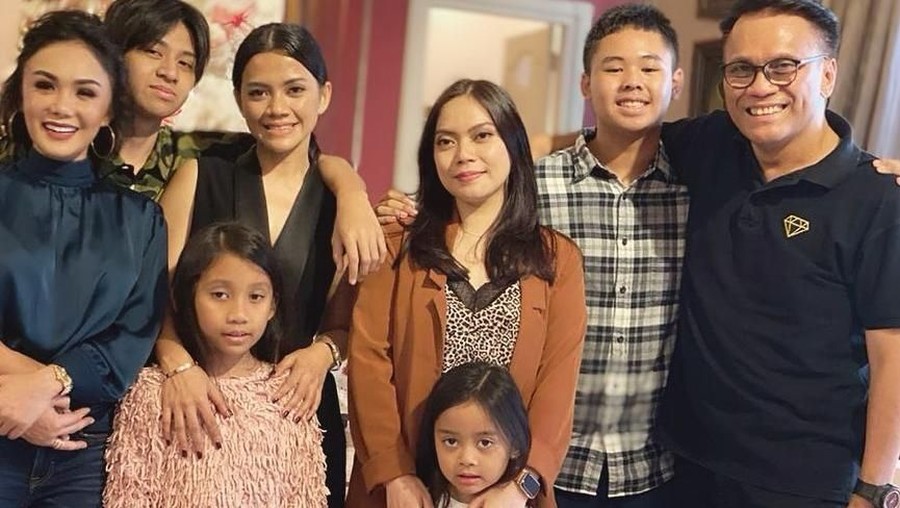 Yuni Shara dan keluarga Henry Siahaan