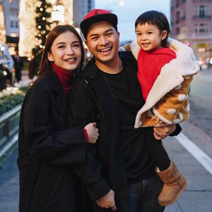 <p>Chelsea Olivia bersama suami, Glenn Alinskie dan putri pertema mereka, Nastusha, menghabiskan liburan Natal 2019 di Amerika. Chelsea pun mengucapkan, "<em>Merry Christmas. May your heart and home be filled with all of the joys the season brings. Merry Christmas and a wonderful New year.</em>" (Foto: Instagram @chelseaoliviaa)</p>