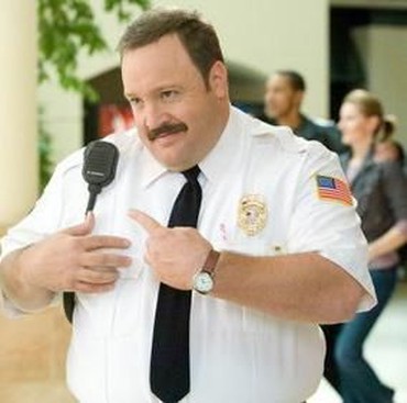 Bioskop Spesial Natal, Aksi Polisi Penjaga Mall hingga Reuni Zombie