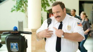 img-title Bioskop Spesial Natal, Aksi Polisi Penjaga Mall hingga Reuni Zombie