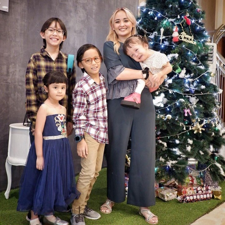 <p><em>Sweet!</em> Momen Natal Joanna Alexandra bersama keempat anaknya, Zuriel, Zeraiah, Zoey, dan si bungsu Ziona. (Foto: Instagram @joannaalexandra)</p>