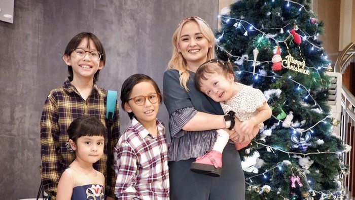Joanna Alexandra dan keempat anaknya