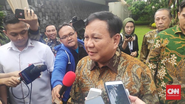 Menteri Pertahanan (Menhan) Prabowo Subianto menerima Pelaporan Korps Kenaikan Pangkat 13 Perwira Tinggi (Pati) Kemhan, di Jakarta, Rabu (8/6).