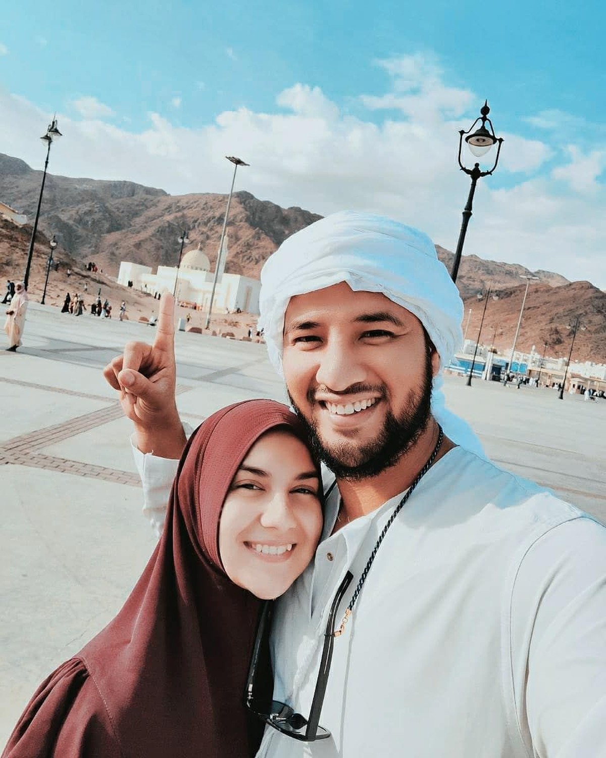 Pasangan Irish Bella dan Ammar Zoni saat ini sedang menjalani ibadah umrah di momen liburan akhir tahun ini&period; Berikut momen ibadah umrah mereka untuk Insertizen&period;