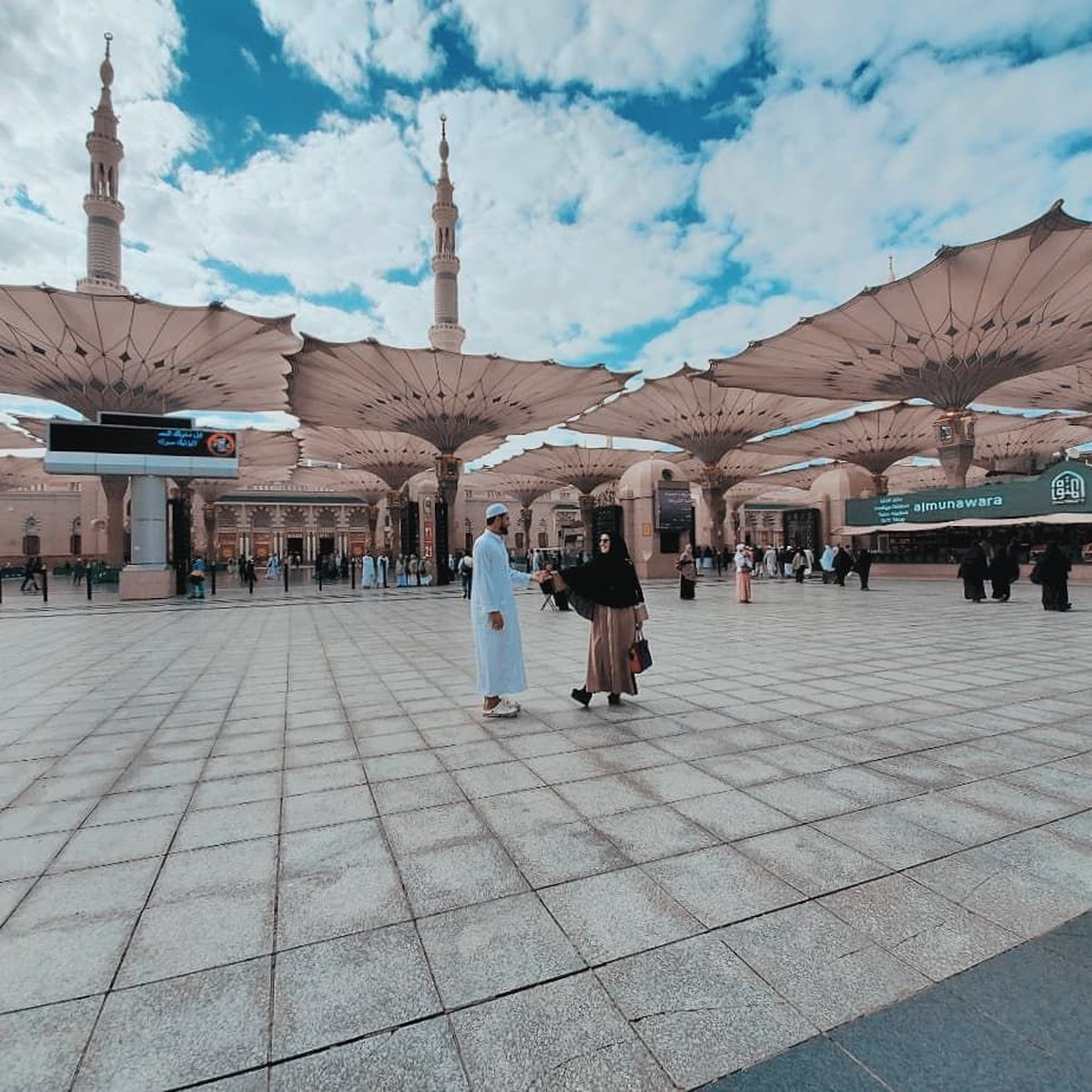 Pasangan Irish Bella dan Ammar Zoni saat ini sedang menjalani ibadah umrah di momen liburan akhir tahun ini&period; Berikut momen ibadah umrah mereka untuk Insertizen&period;