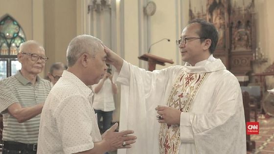 Jalan Sunyi Romo Hani dan Tangisan Ibu di Malam Natal