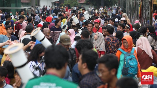 Ratusan warga berkumpul di PlanetariumJakarta untuk menyaksikan gerhana matahari parsial pada 26 Desember 2019 hari ini, meskipun cuaca mendung tertutup awan.