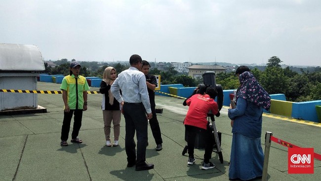 Pengunjung Taman Mini Indonesia Indah hanya perlu bayar Rp16.500 supaya bisa masuk gedung untuk menyaksikan Gerhana Matahari 26 Desember.