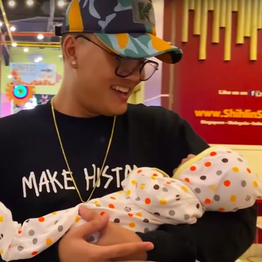 Rizky Febian Gendong Bayi, Adik Tiri?