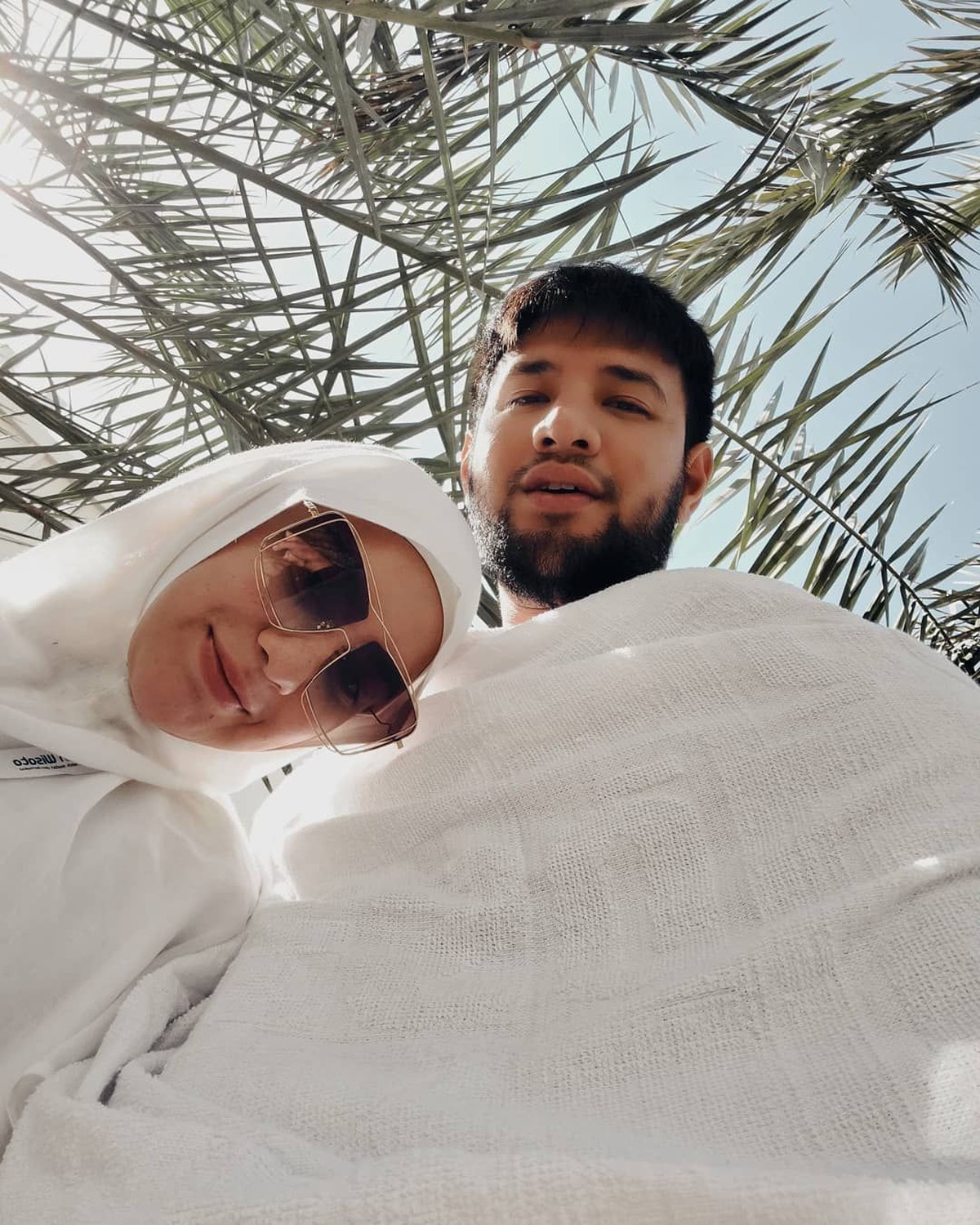 Pasangan Irish Bella dan Ammar Zoni saat ini sedang menjalani ibadah umrah di momen liburan akhir tahun ini&period; Berikut momen ibadah umrah mereka untuk Insertizen&period;