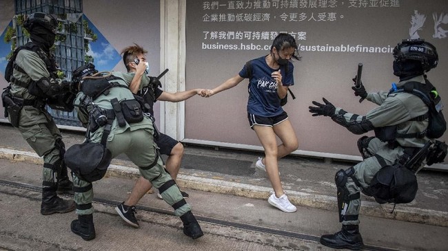 Alih-alih berpesta, puluhan ribu warga Hong Kong memilih turun ke jalan menggelar aksi unjuk rasa saat tahun baru.