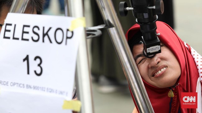 Para pakar mengungkap cara aman menikmati gerhana matahari hibrida yang bakal terjadi esok tanpa mitos-mitos lawas.