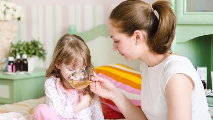 Apakah anak sedang sakit flu? Jangan langsung diberikan obat berbahan kimia ya. Bunda bisa coba memberikan minuman alami ini dulu untuk meredakan flu pada anak.