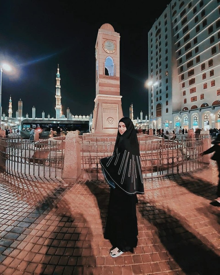 Pasangan Irish Bella dan Ammar Zoni saat ini sedang menjalani ibadah umrah di momen liburan akhir tahun ini. Berikut momen ibadah umrah mereka untuk Insertizen.