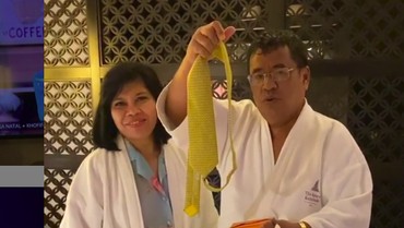 img-title Rayakan Natal di Bali, Hotman Paris Dapat Kado Dasi Hermes