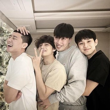 Rayakan Natal, V BTS Habiskan Waktu dengan Teman-teman Selebriti