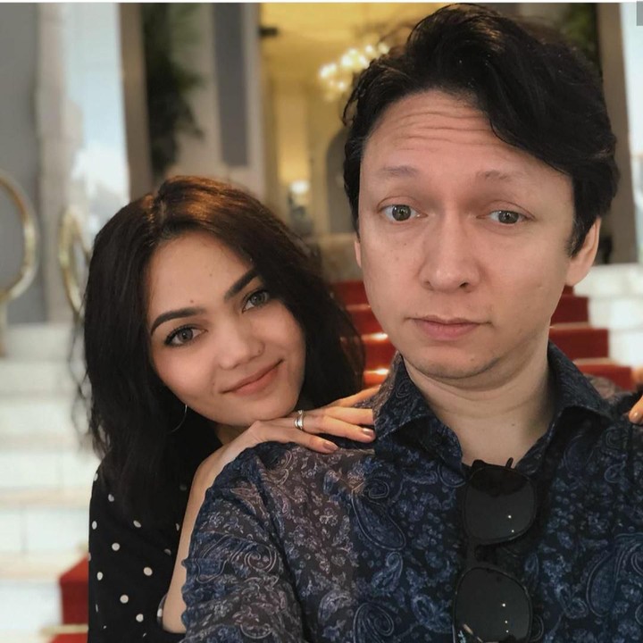 <p>Setelah resmi jadi sepasang suami istri, Rina dan Josscy kerap tampil mesra nih. (Foto: Instagram @rinanose16.)</p>