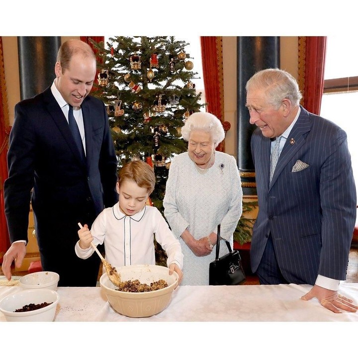 <p>Tak lama, dirilis foto empat generasi Keluarga Kerajaan bersama saat Natal. Di foto baru tersebut ada Ratu, Pangeran Charles, Pangeran William dan Pangeran George membuat pudding cokelat. (Foto: Instagram @kensingtonroyal)</p>