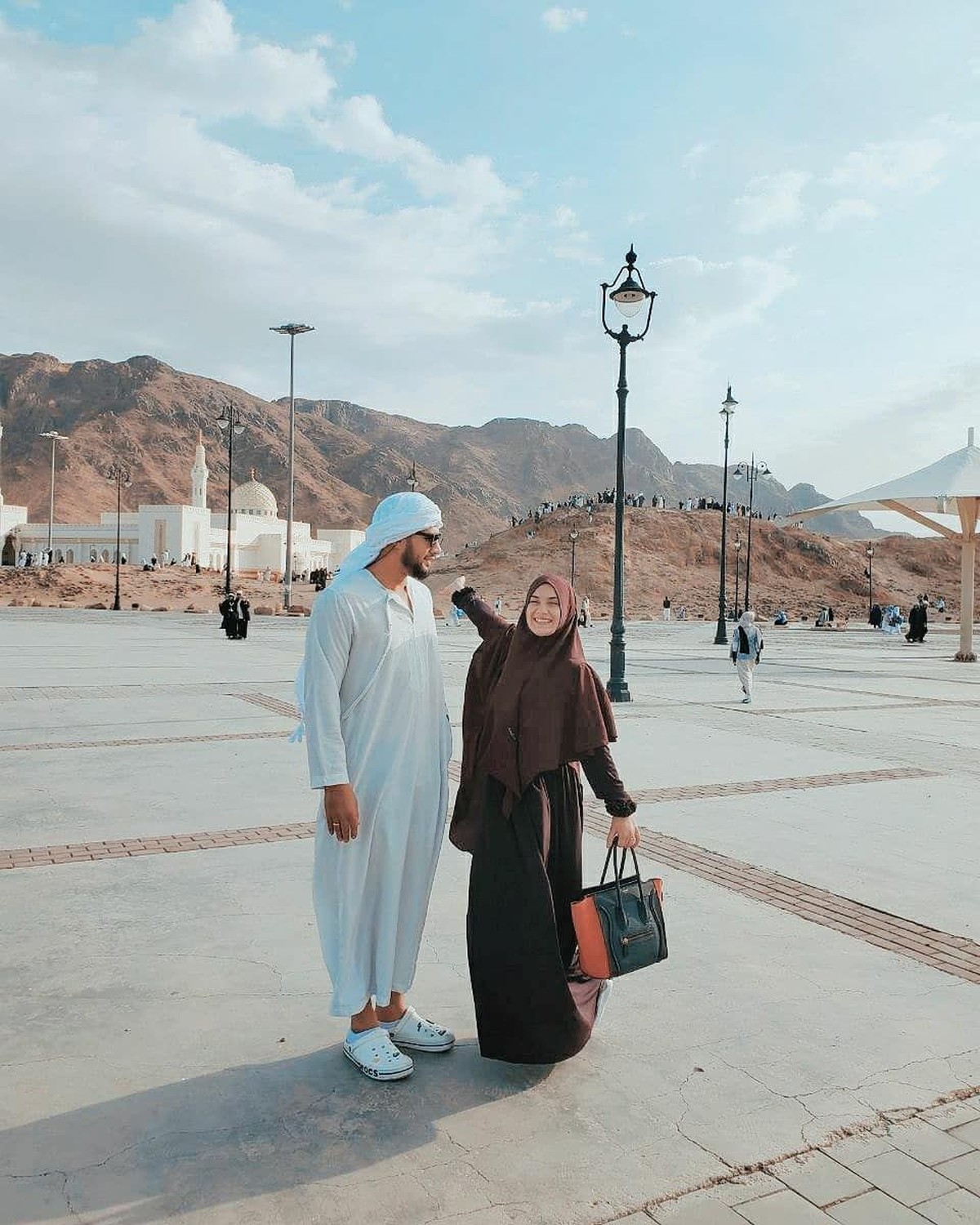 Pasangan Irish Bella dan Ammar Zoni saat ini sedang menjalani ibadah umrah di momen liburan akhir tahun ini&period; Berikut momen ibadah umrah mereka untuk Insertizen&period;