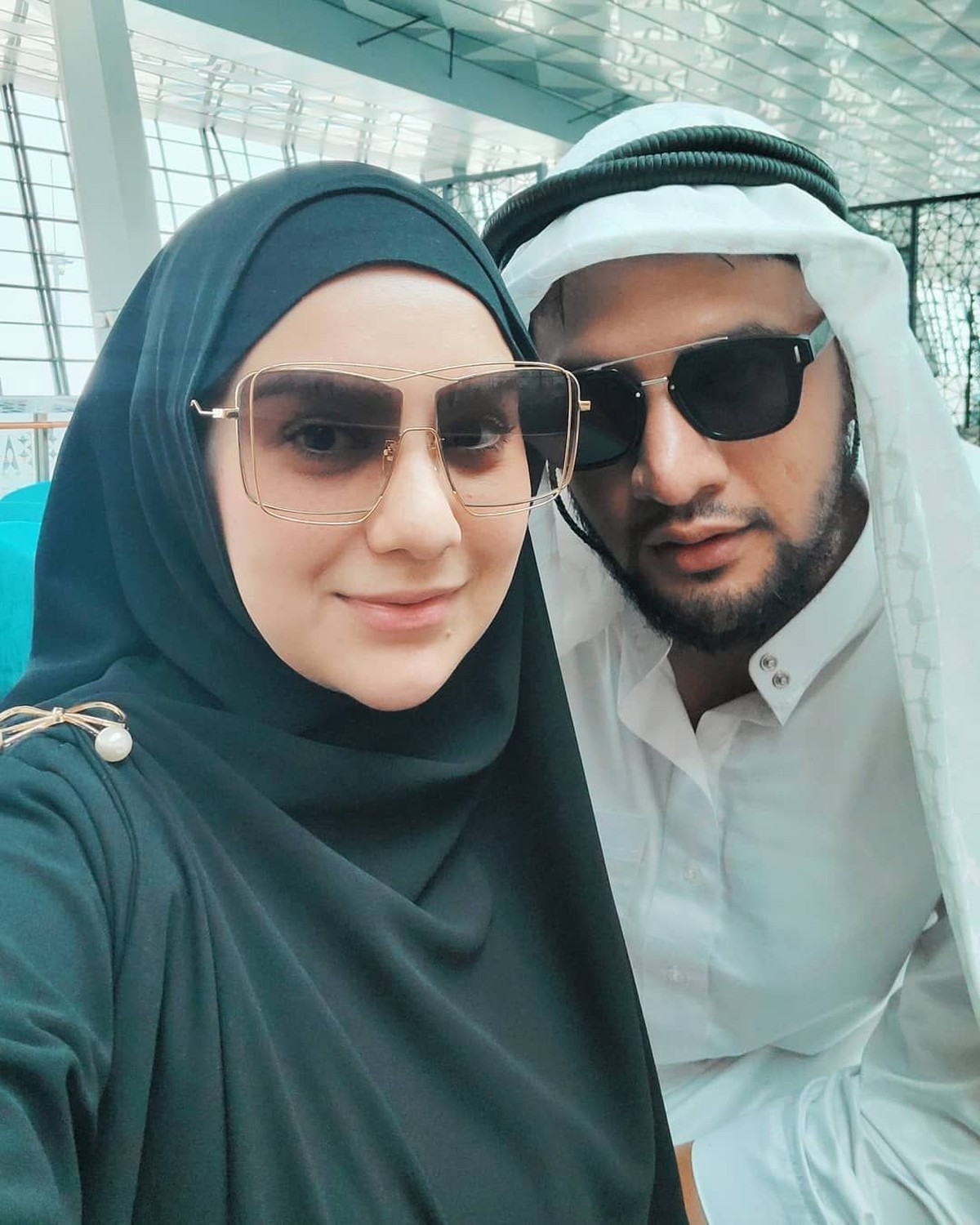 Pasangan Irish Bella dan Ammar Zoni saat ini sedang menjalani ibadah umrah di momen liburan akhir tahun ini&period; Berikut momen ibadah umrah mereka untuk Insertizen&period;