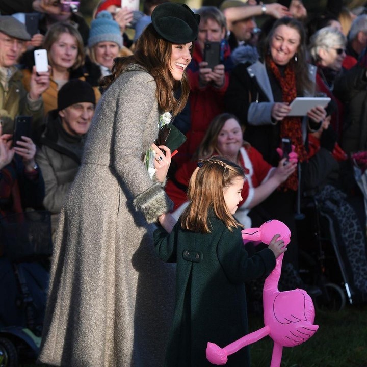 <p>Putri Charlotte tampak cantik mengenakan coat berwarna hijau. Ia juga memegang balon flamingo pemberian dari publik. (Foto: Instagram @clerencehouse)</p>