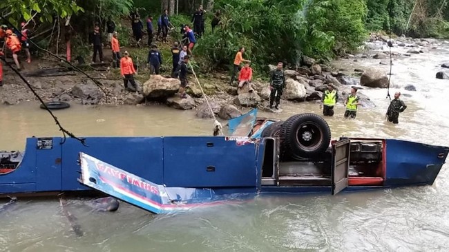 Alat bantu untuk menganalisis penyebab kecelakaan Bus Sriwijaya belum bisa digunakan karena kondisi jurang yang terjal dan dalam.