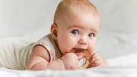 Tips Menyusui Bayi Tumbuh Gigi agar Ia Tak Menggigit Puting Bunda