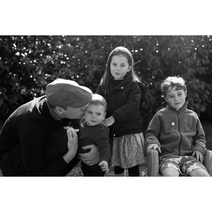 <p>Foto Natal resmi mereka dirilis pada 25 Desember 2019. Foto Natal tersebut diabadikan oleh Kate Middleton. Di foto ada Pangeran William tengah mengecup pipi Pangeran Louis, di sampingnya ada Putri Charlotte dan Pangeran George. (Foto: Instagram @kensingtonroyal)</p>