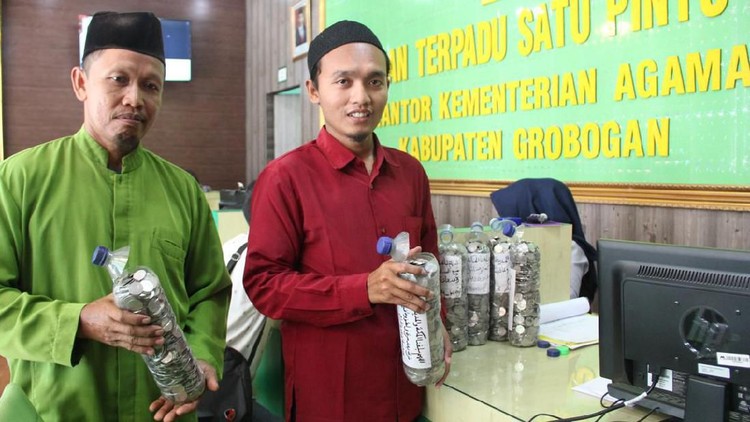 Pemuda ini berhasil mendaftar haji, setelah menabung uang receh di botol bekas air minereal selama 10 tahun. Bunda simak kisah inspiratifnya yuk.