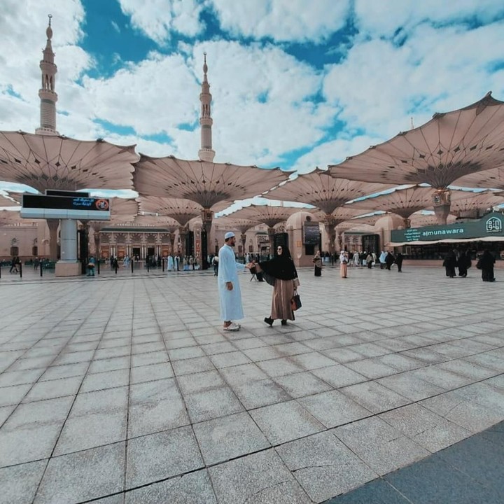 <p>Pasangan ini memanfaatkan liburan akhir tahun untuk menjalankan ibadah umroh. (Foto: Instagram @_irishbella_)</p>