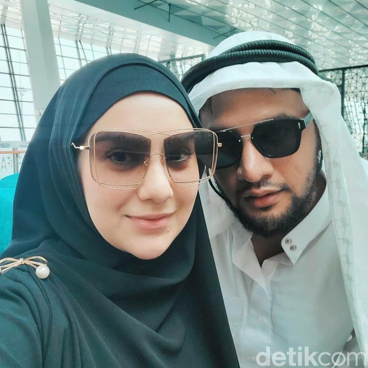 <p>Baru-baru ini, Irish Bella dan Ammar Zoni dapat kesempatan untuk mengunjungi Tanah Suci Mekah, Arab Saudi. (Foto: Instagram @_irishbella_)</p>