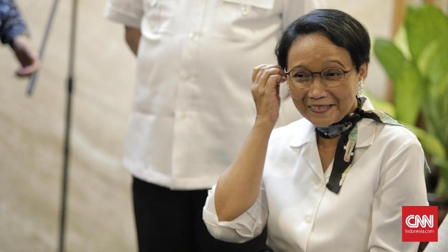 Menteri Luar Negeri Retno L Marsudi menilai keputusan pemerintah Arab Saudi menghentikan sementara visa umrah bagi WNI tak relevan.