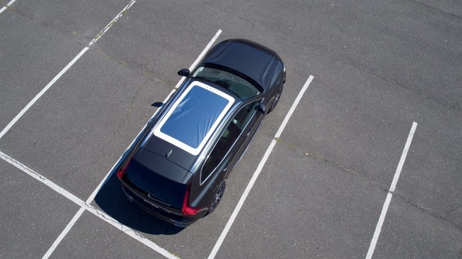 Sebuah terobosan dari industri otomotif. Pabrikan memproduksi mobil dengan fitur panoramic roof agar pemiliknya bisa menyaksikan momen Gerhana Matahari Cincin.