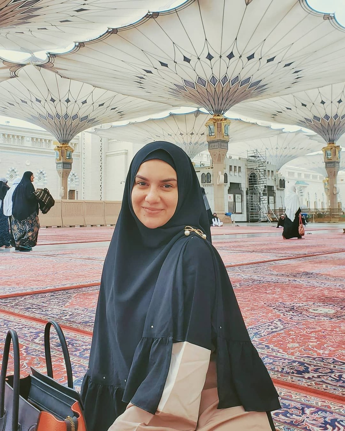 Pasangan Irish Bella dan Ammar Zoni saat ini sedang menjalani ibadah umrah di momen liburan akhir tahun ini&period; Berikut momen ibadah umrah mereka untuk Insertizen&period;