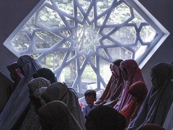 Bacaan Niat Shalat Gerhana Matahari Lengkap untuk Imam, Makmum dan Sendiri