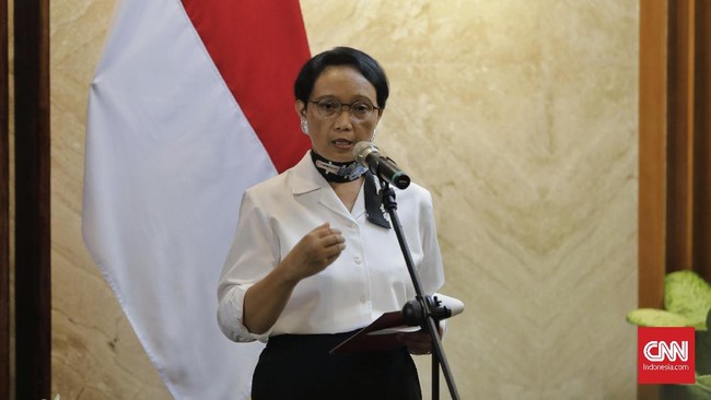 Pemerintah memulangkan dua WNI yang sempat disandera kelompok Abu Sayyaf di Filipina. Kini tinggal seorang lagi yang masih ditawan.