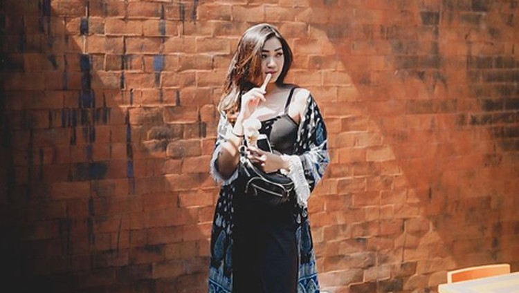 Ibunda Kriss Hatta buka suara soal putrinya kena sanksi grounded selama enam bulan tak ada hubungannya dengan skandal Garuda. Menurutnya itu berita kebohongan.