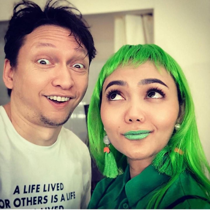 <p>Pasangan ini juga enggak segan memamerkan foto mereka dengan ekspresi unik seperti ini. Mereka sama-sama lucu ya, Bunda! (Foto: Instagram @rinanose16.)</p>