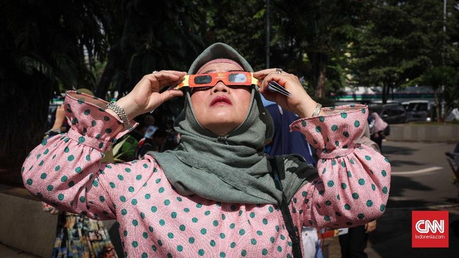 Menurut BRIN masyarakat bisa menyaksikan langsung gerhana matahari hibrida tetapi diingatkan mesti pakai alat tak boleh mata telanjang.