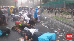 Massa Aksi Bela Uighur Salat Asar di Bawah Guyuran Hujan